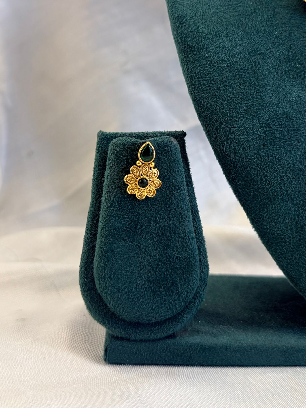 Antique Gold Filigree Flower Choker Necklace with Emerald Teardrop Stones & Drop Earrings | llb970