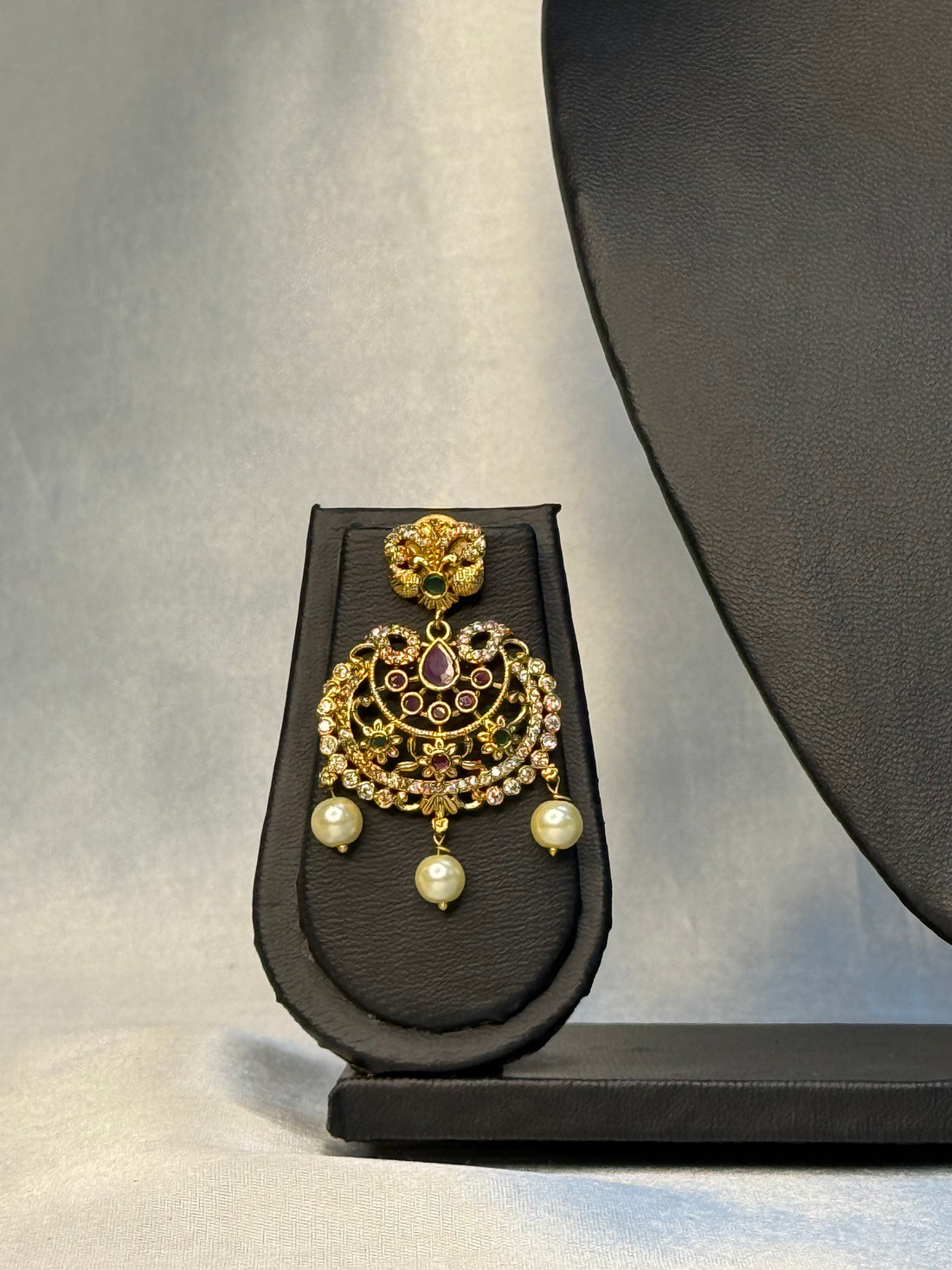 Peacock Pearl Choker