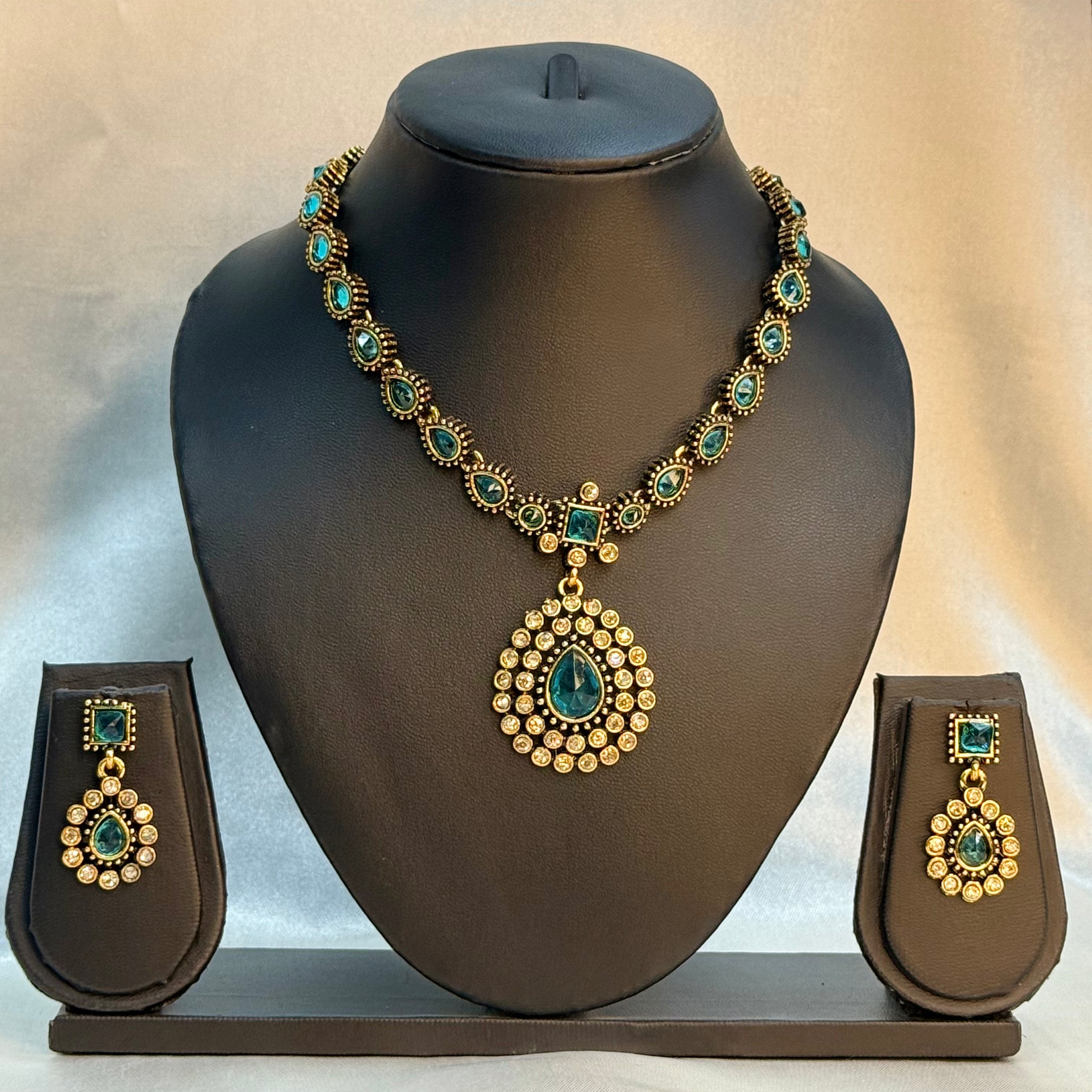 Anticlassic Necklace