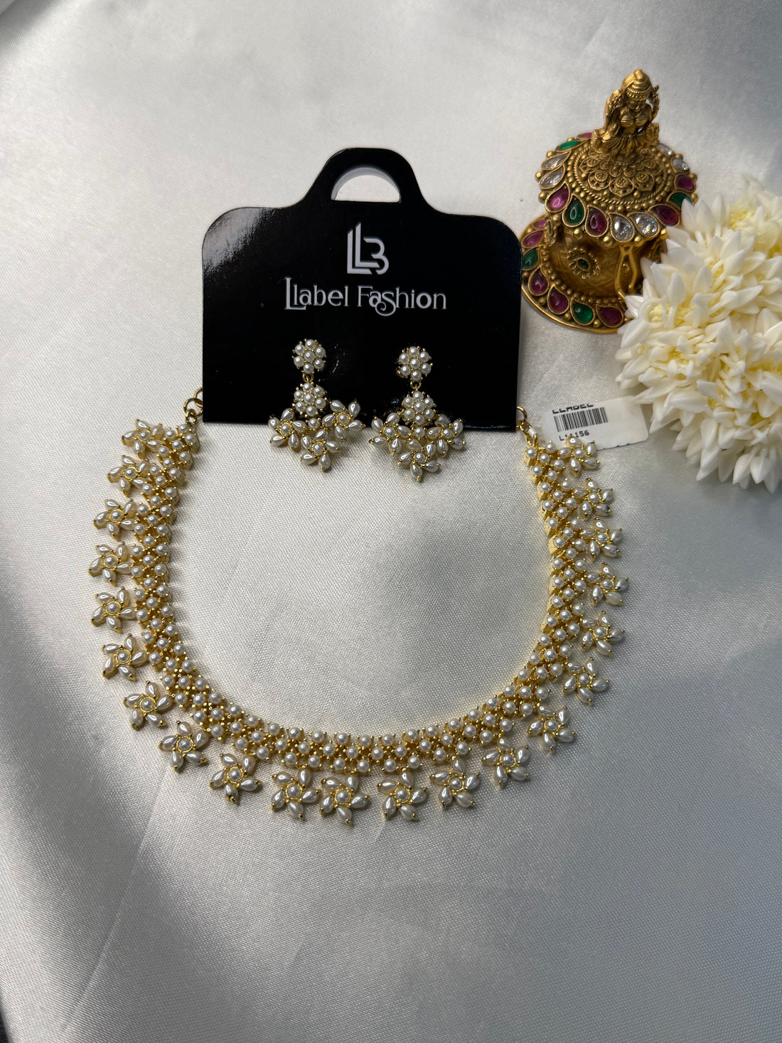 Gold necklace and earrings with a 'Label Fashion' card on a white background