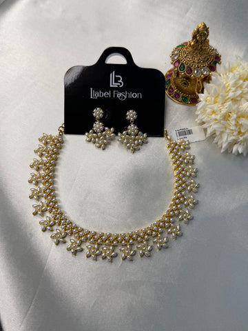 Gold necklace and earrings with a 'Label Fashion' card on a white background