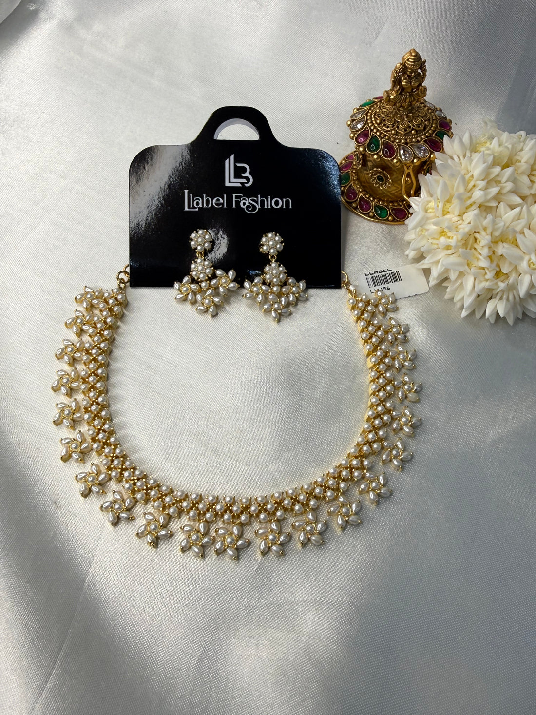 Gold necklace and earrings with a 'Label Fashion' card on a white background
