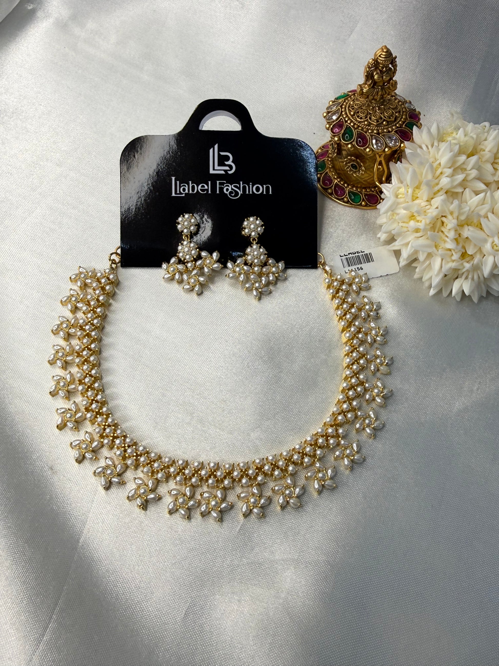Gold necklace and earrings with a 'Label Fashion' tag on a white background