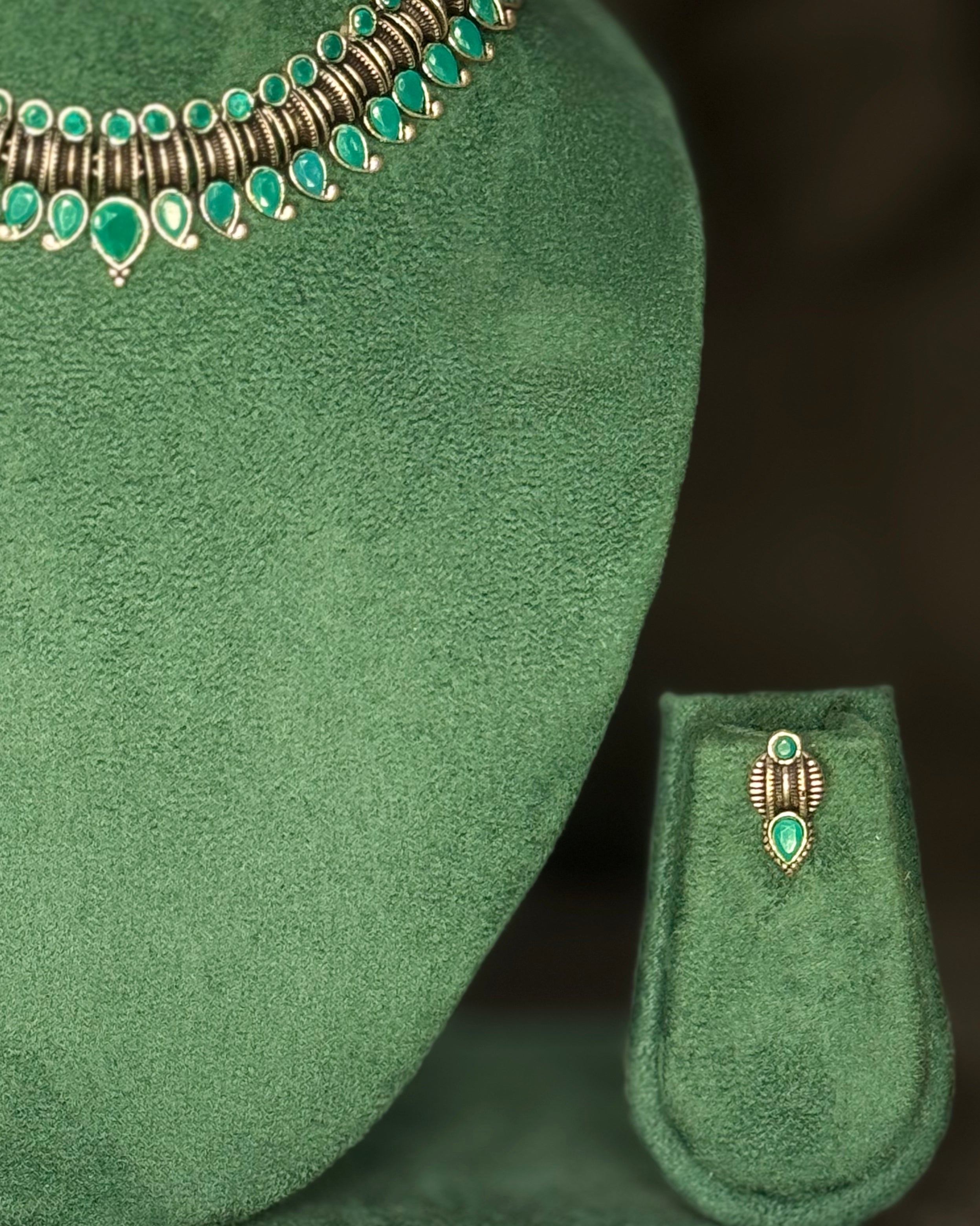 Black Metal Necklace Set with Green Stone | L14928