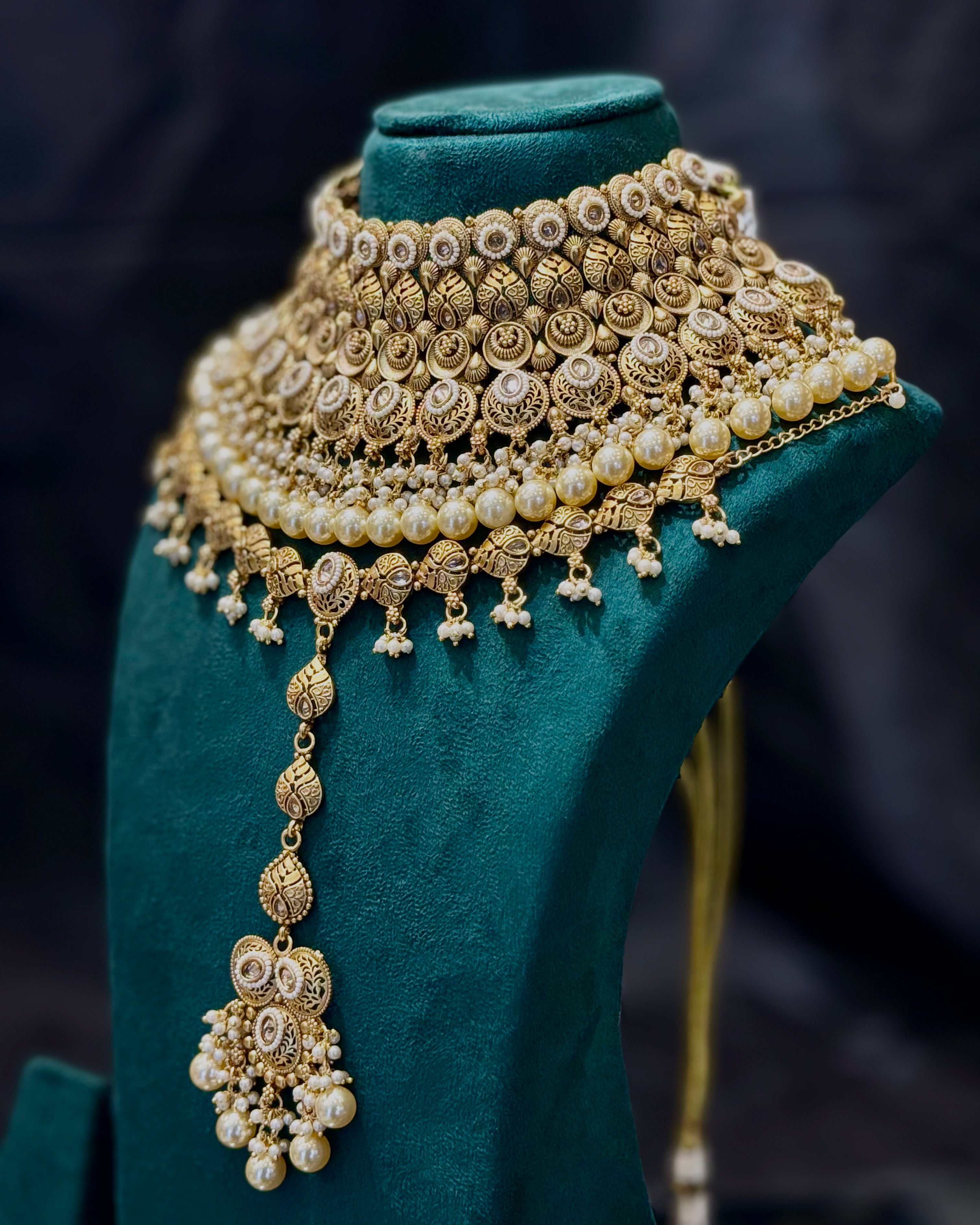 Traditional Bridal Jewellery Set with Pearl Beads and Gold-Tone Pendant | L8238