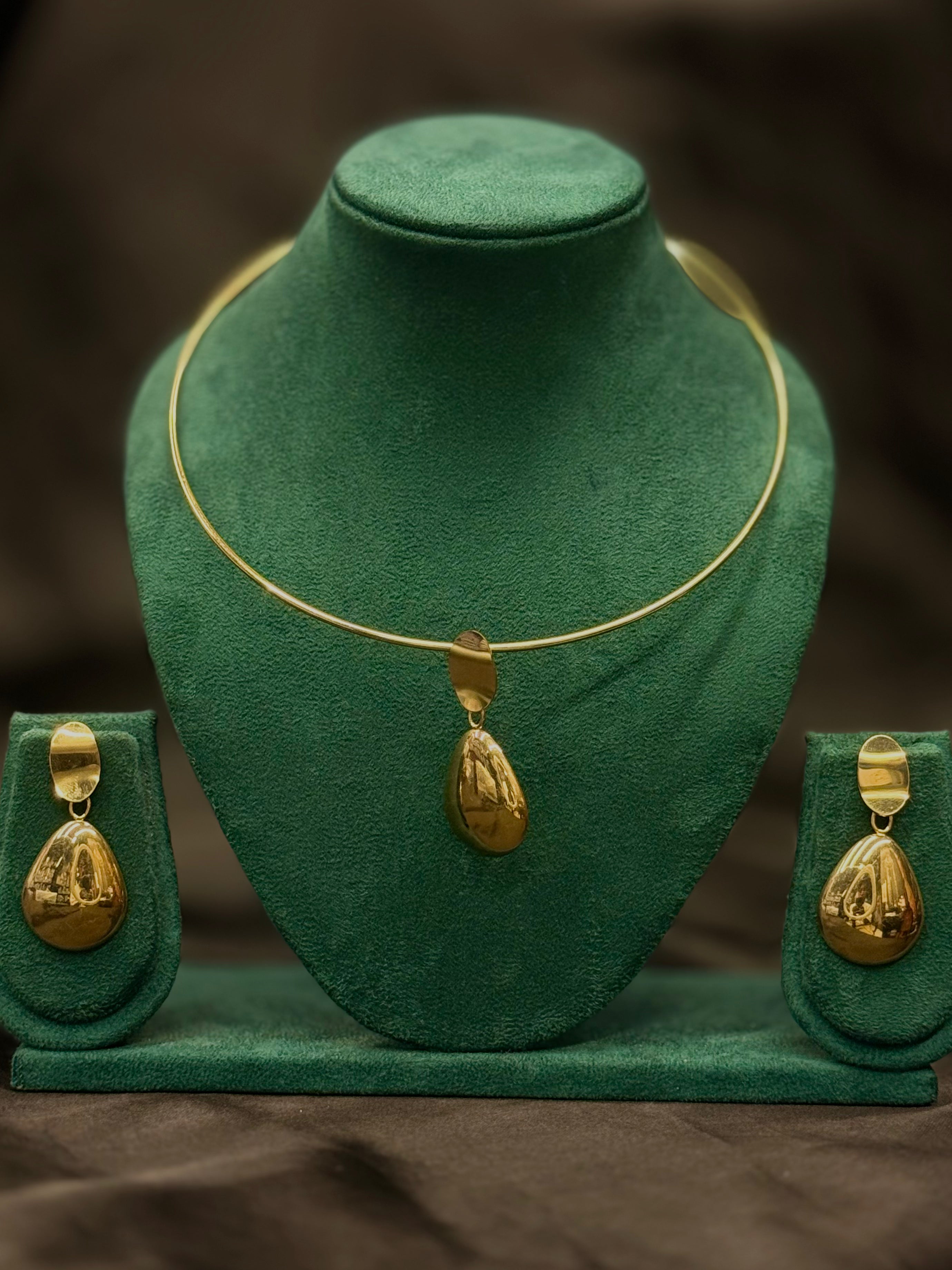 Gold Finish Pendant Necklace Set with Earrings | T302300878