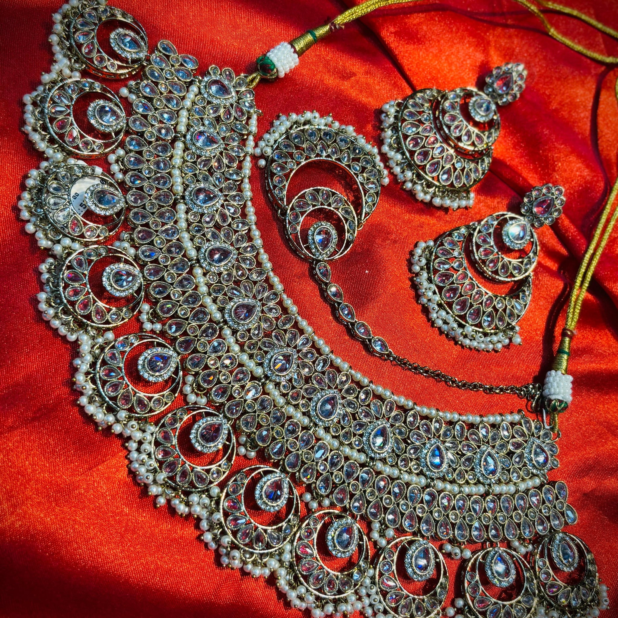 Royal Bridal Choker Set with Sparkling Stones – Luxurious Wedding Jewelry  |  LB228