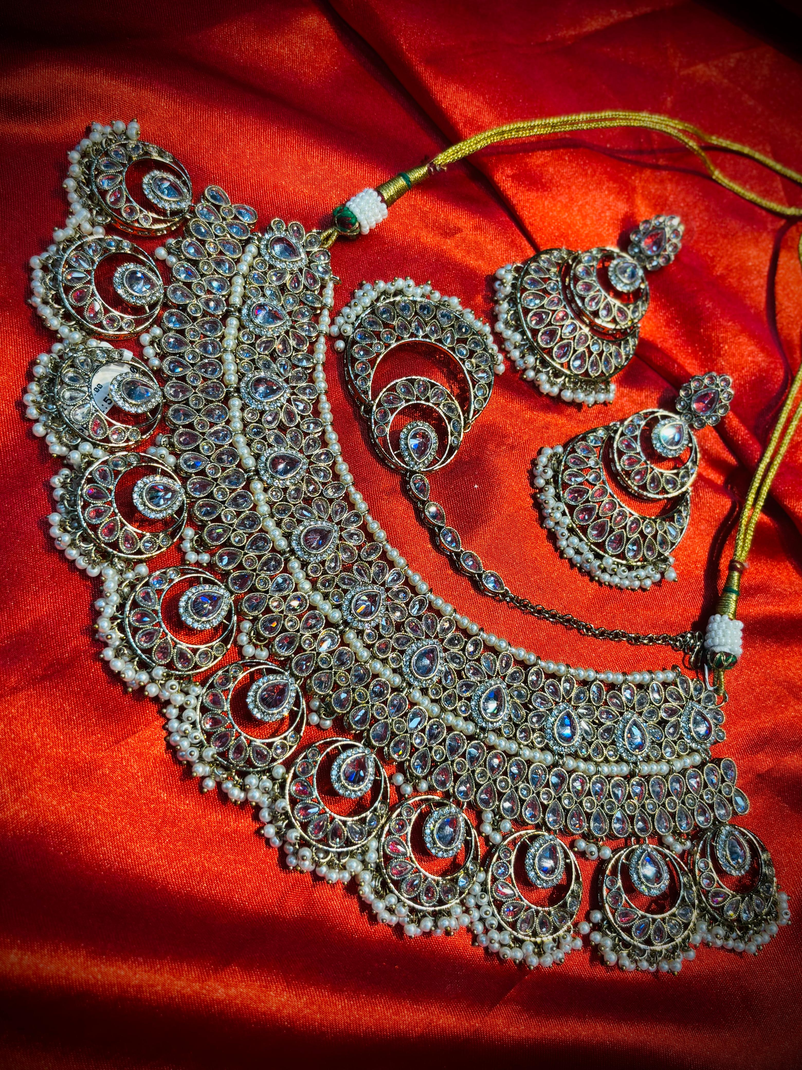 Royal Bridal Choker Set with Sparkling Stones – Luxurious Wedding Jewelry  |  LB228