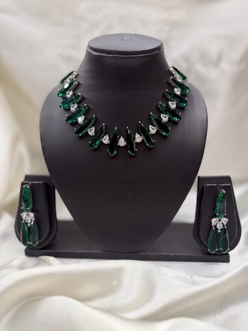 EMERALD GREEN CRYSTAL STONE NECKLACE SET ELEGANT WHITE STONE PARTY WEAR JEWELRY LLB291
