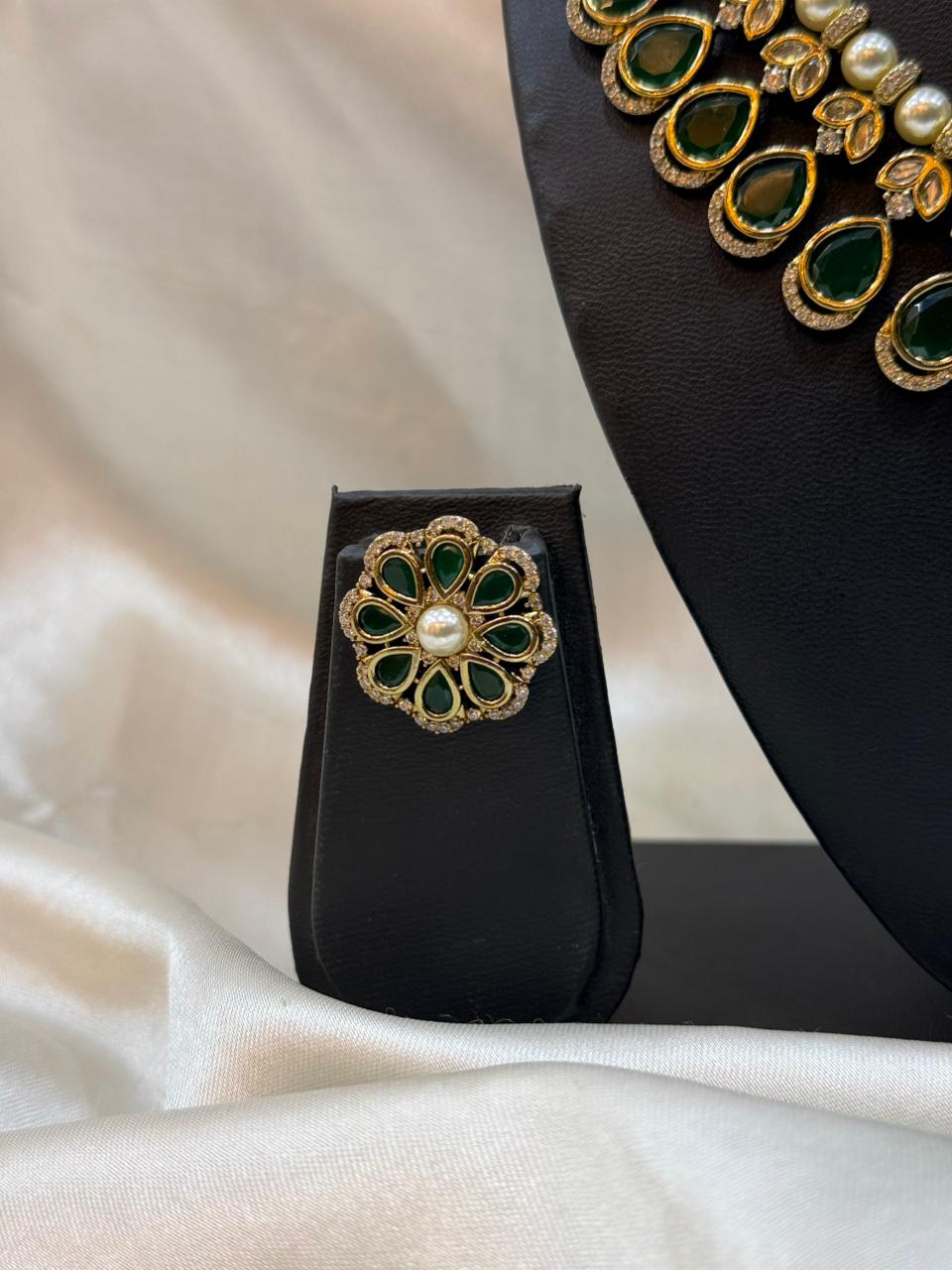 CLASSIC WHITE PEARL NECKLACE WITH GREENSTONES LLB-285