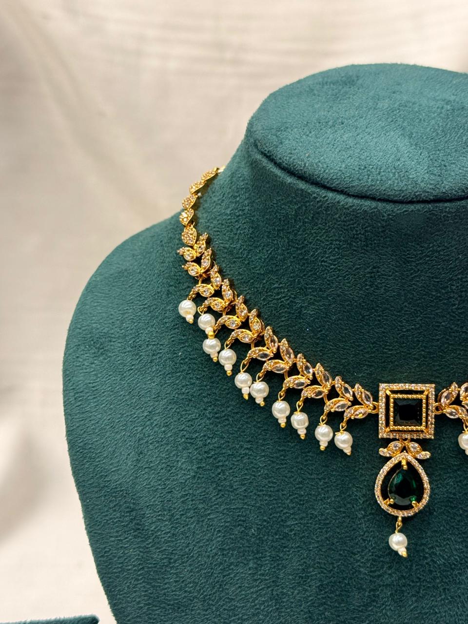 Emerald Green Stones and Delicate Pearl Accents,llb740