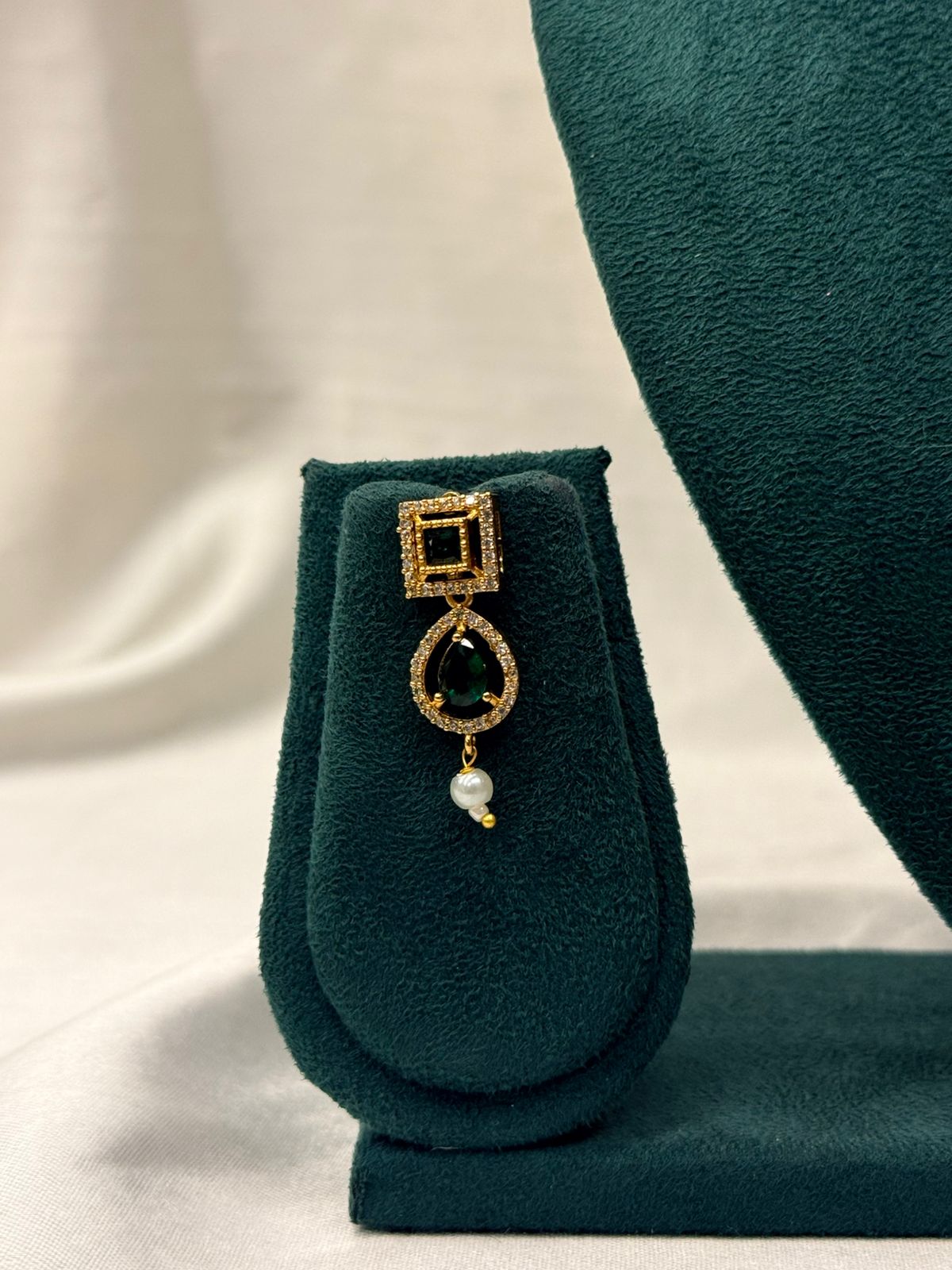 Emerald Green Stones and Delicate Pearl Accents,llb740