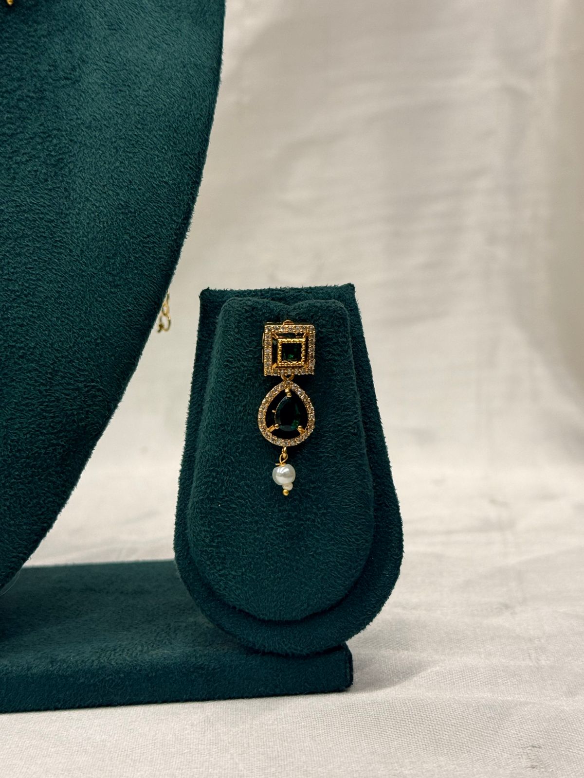 Emerald Green Stones and Delicate Pearl Accents,llb740