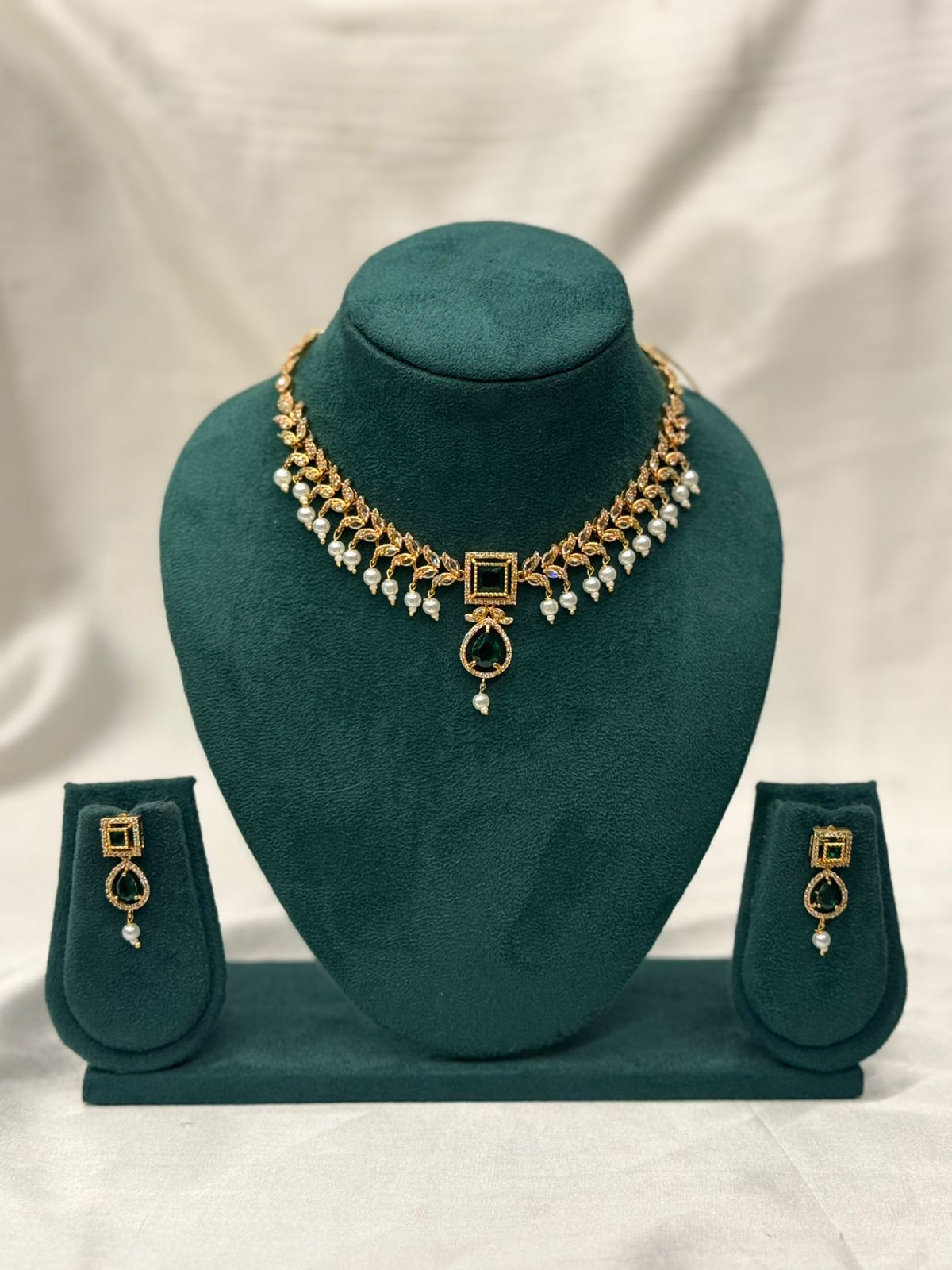 Emerald Green Stones and Delicate Pearl Accents,llb740