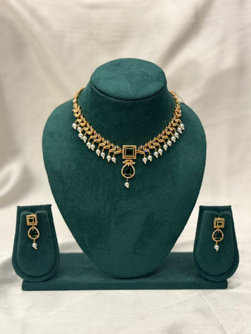Emerald Green Stones and Delicate Pearl Accents,llb740