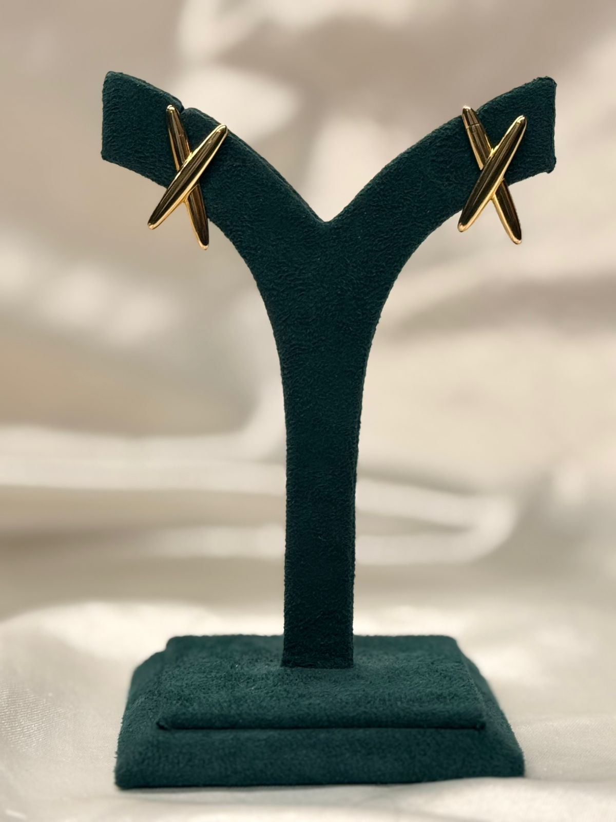 Modernist Sculptural Gold & Obsidian-Tone Drop Earrings,llb787