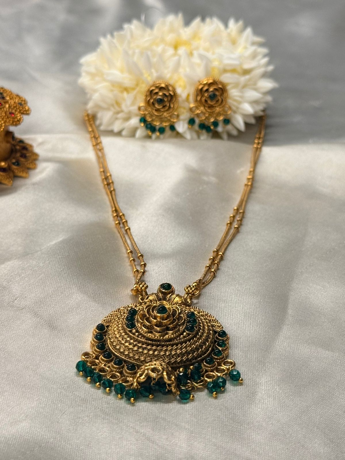 vishu collection,Antique Gold Floral Pendant Necklace Set,llb839