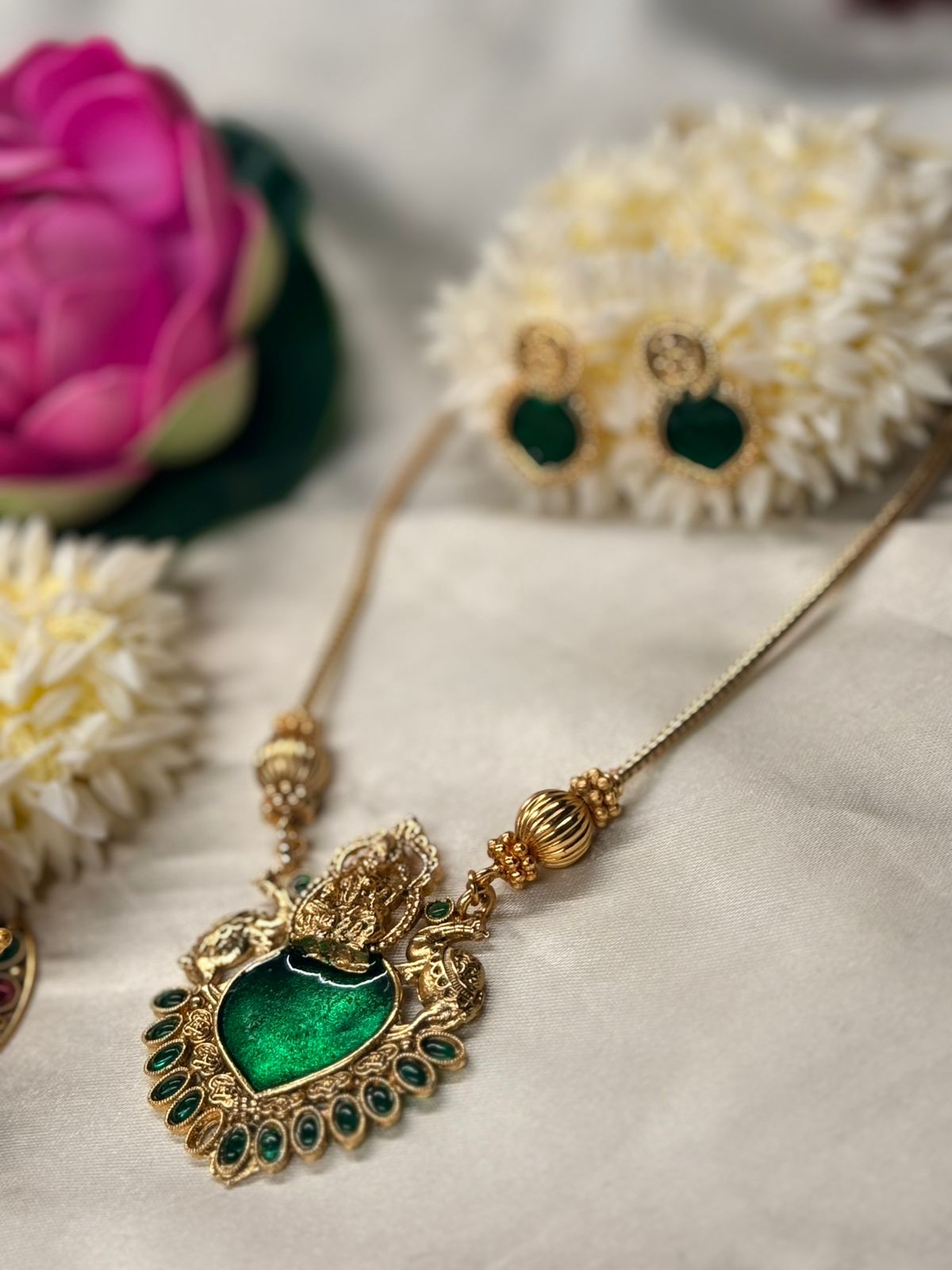 Antique Gold Finish with Emerald Green necklace,llb831