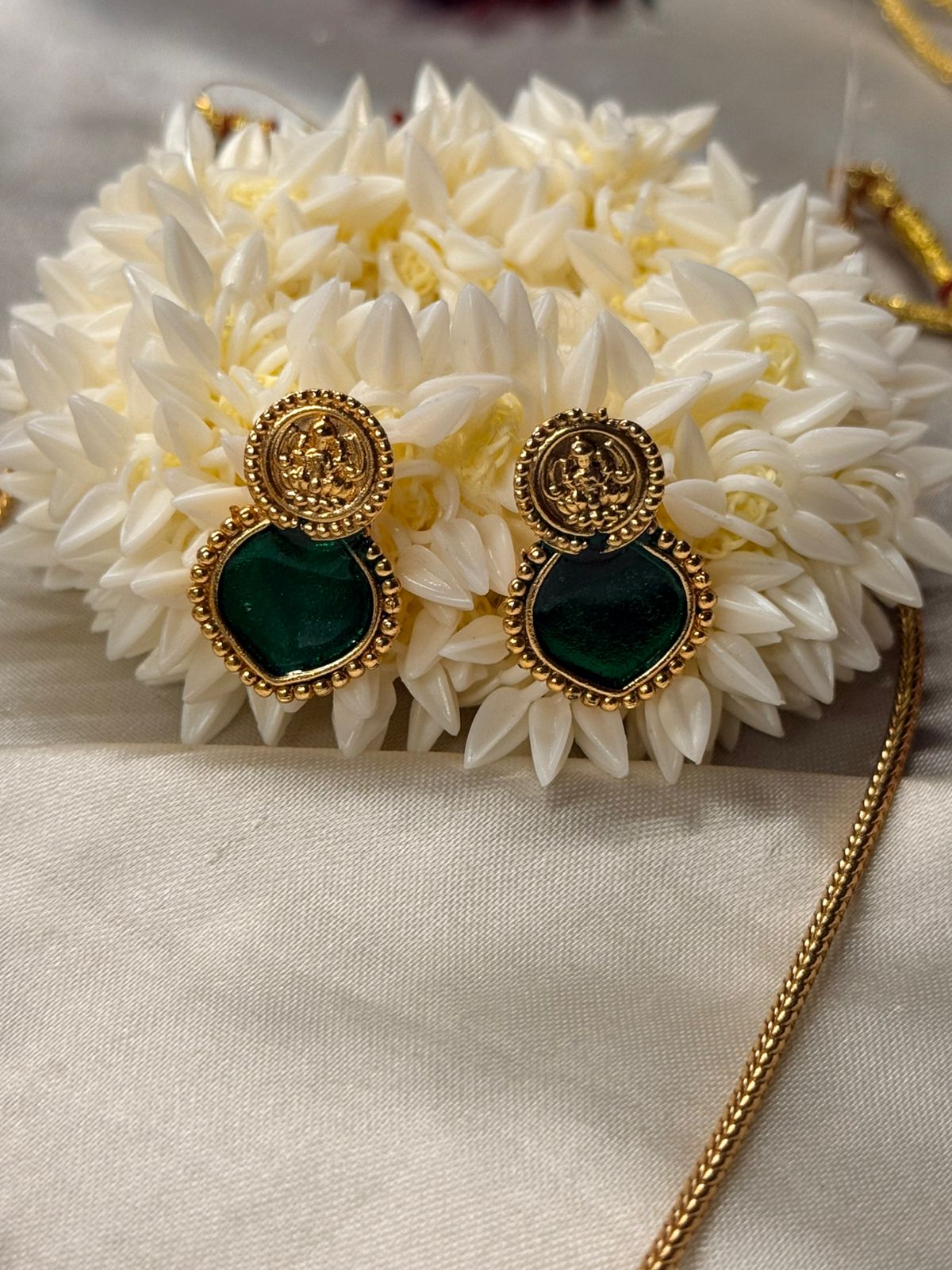 Antique Gold Finish with Emerald Green necklace,llb831