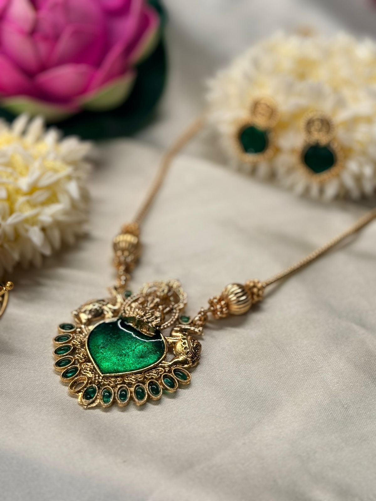Antique Gold Finish with Emerald Green necklace,llb831