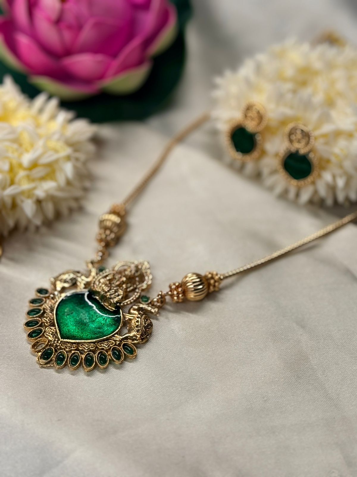 Antique Gold Finish with Emerald Green necklace,llb831