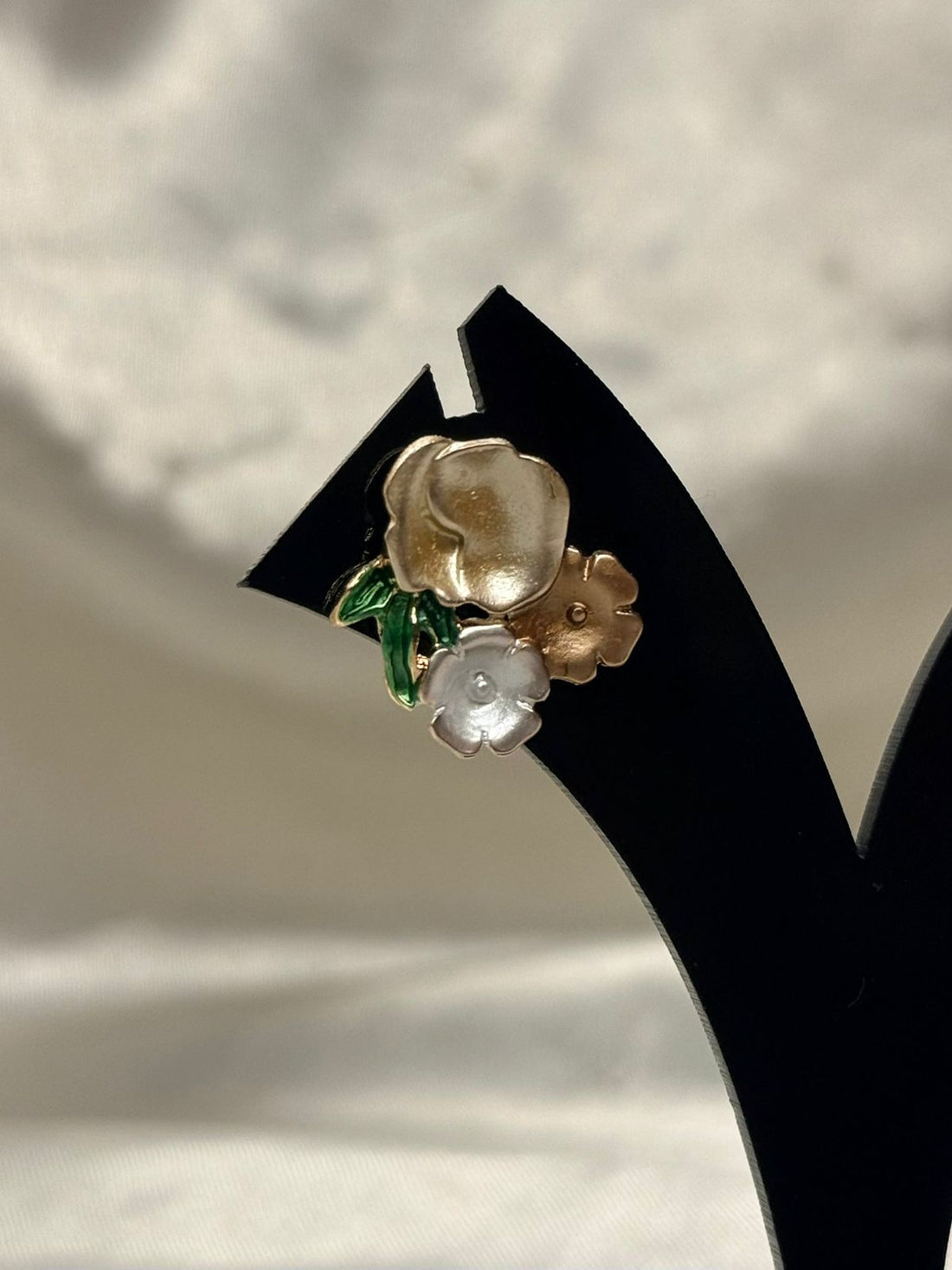 Gold Tone Floral Enamel Stud Earrings,llb842