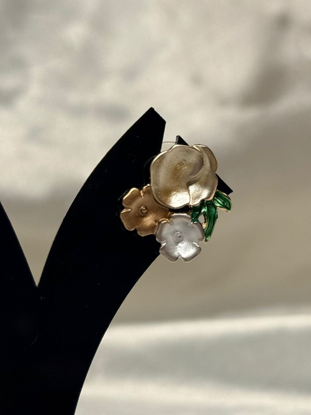Gold Tone Floral Enamel Stud Earrings,llb842