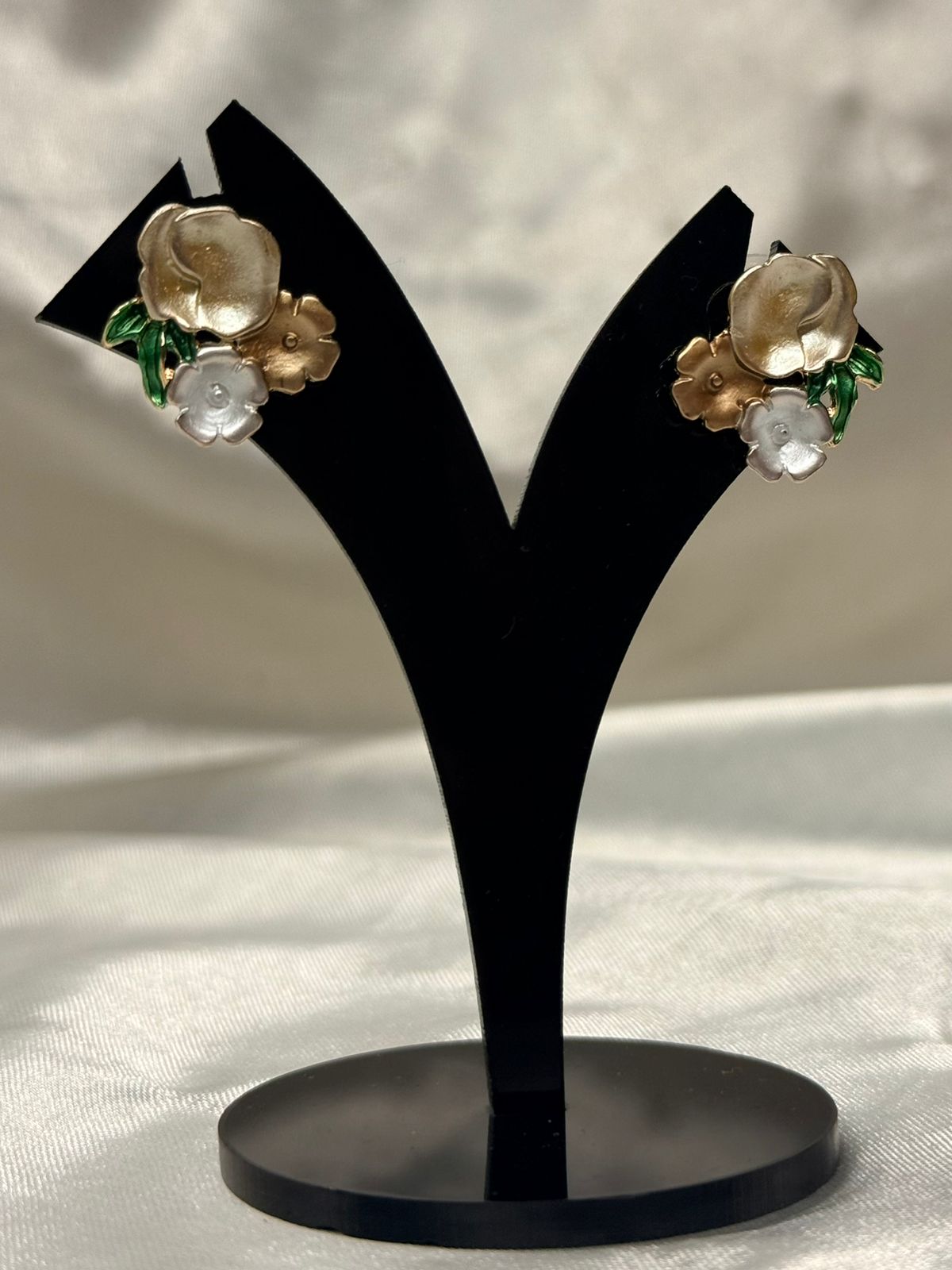 Gold Tone Floral Enamel Stud Earrings,llb842