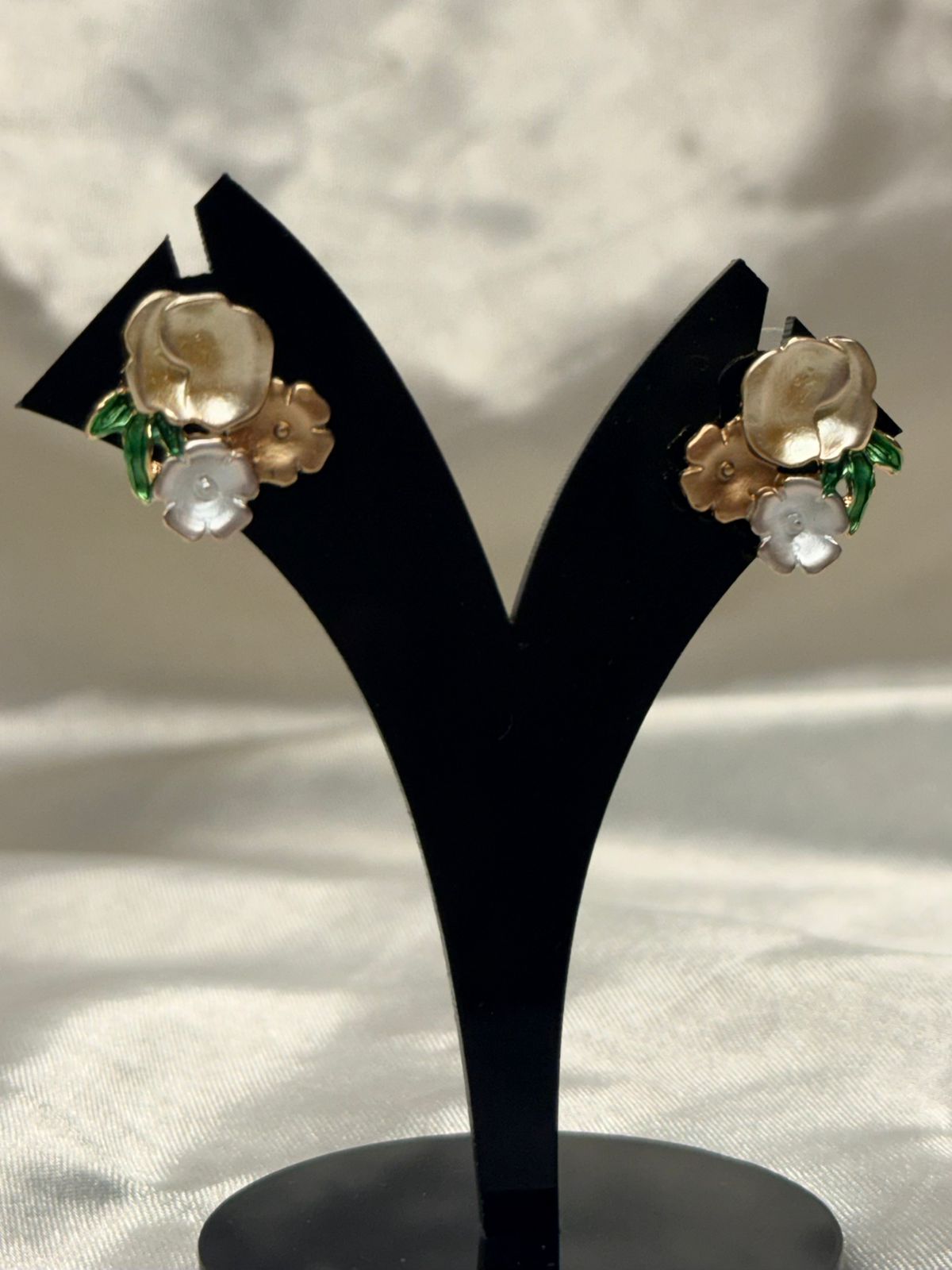 Gold Tone Floral Enamel Stud Earrings,llb842