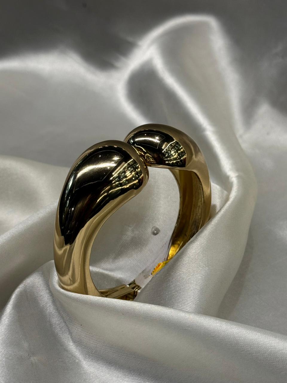 Premium Gold Plated Bangle – Chic & Modern Jewelry Piece,llb415