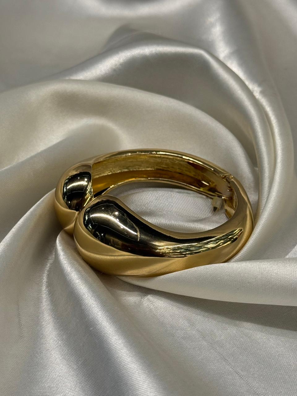 Premium Gold Plated Bangle – Chic & Modern Jewelry Piece,llb415