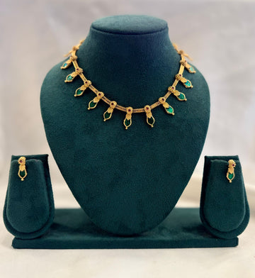 Antique Gold Emerald Teardrop Choker Necklace Set with Ruby Accents & Drop Earrings | llb951