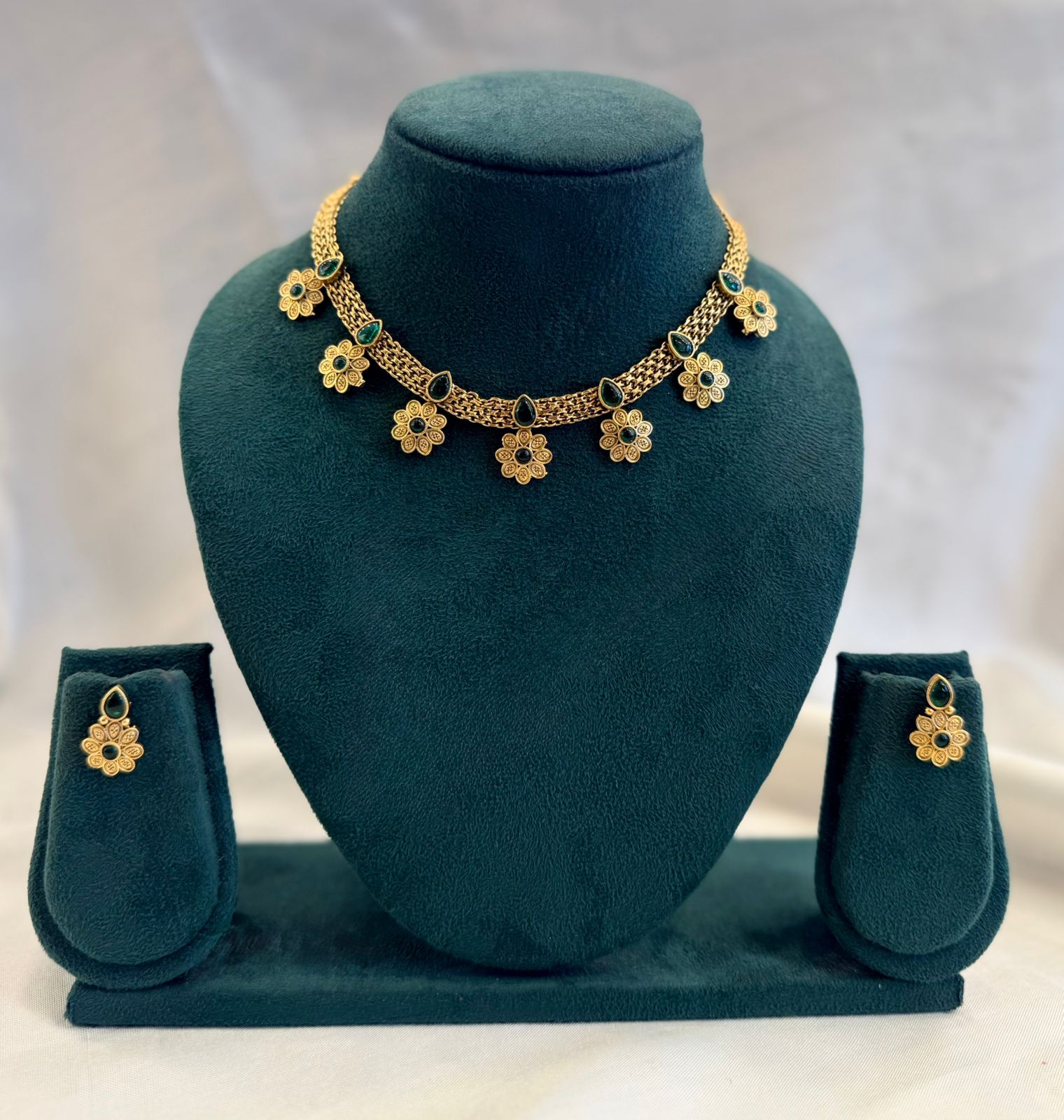Antique Gold Filigree Flower Choker Necklace with Emerald Teardrop Stones & Drop Earrings | llb970