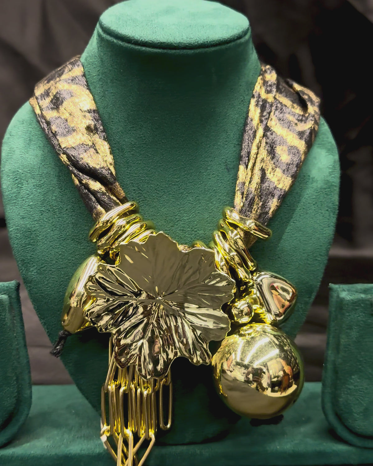 Black & Gold Statement Necklace - Floral Pendant Designer Jewellery | T302505720
