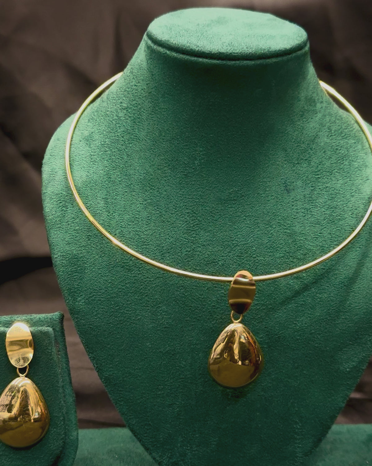Gold Finish Pendant Necklace Set with Earrings | T302300878