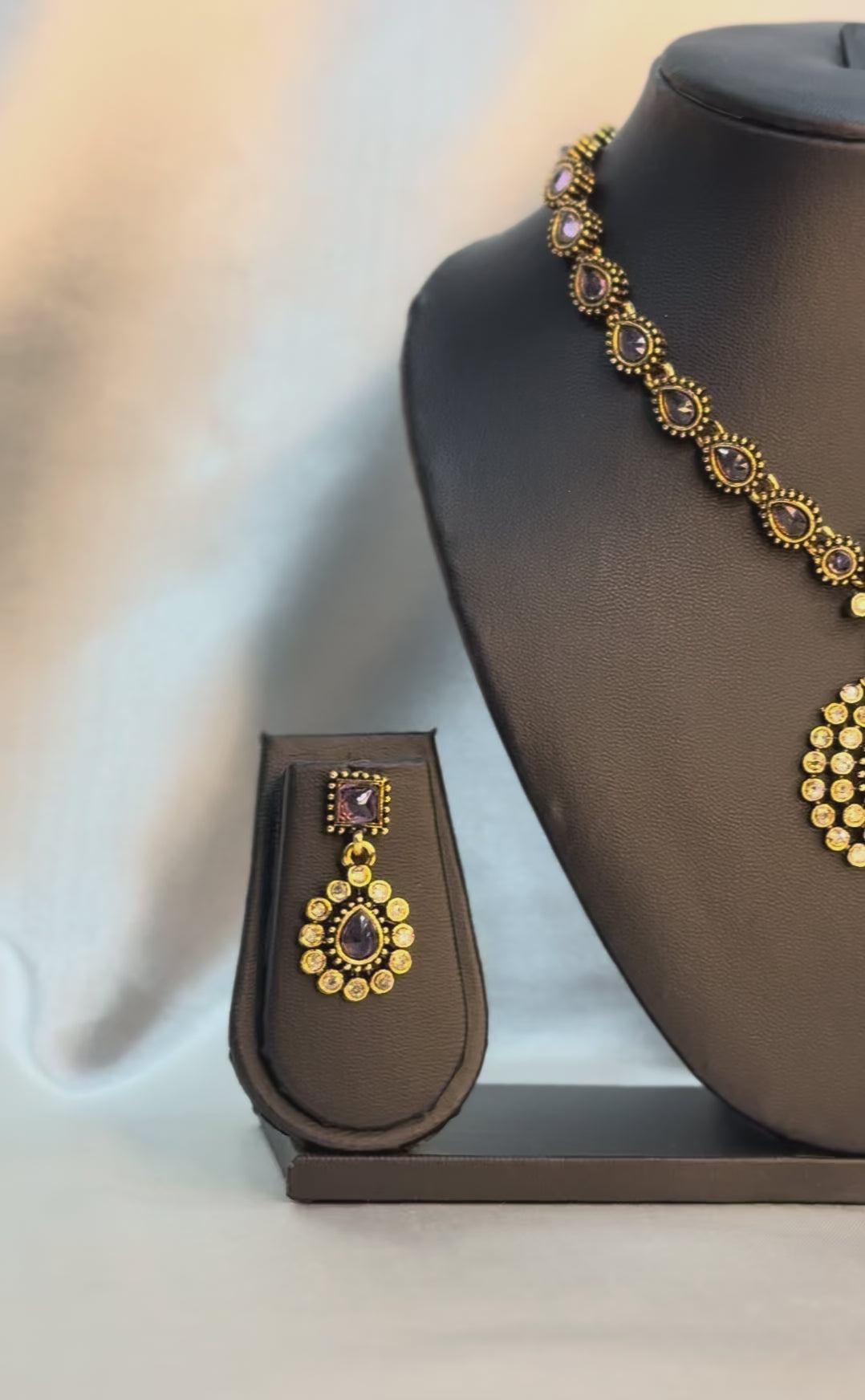 Anticlassic Necklace